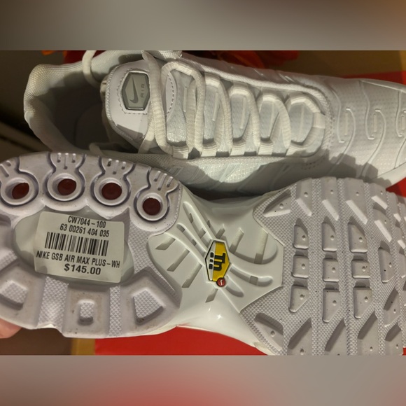 White Nike Air Max Plus (GS) size 4.5 in youth or 6 in women’s. - Picture 4 of 6